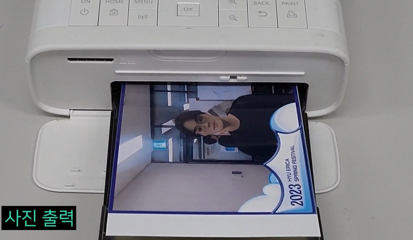 Photo printer producing the final framed photo