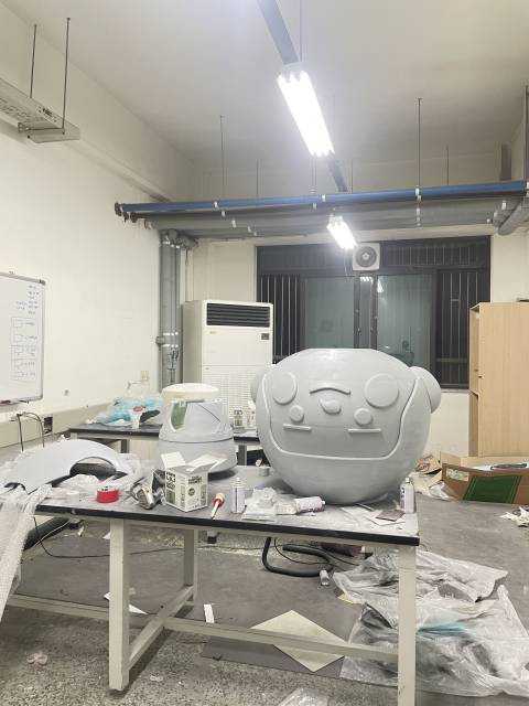 Hongdo robot head parts placed on a workbench during fabrication.