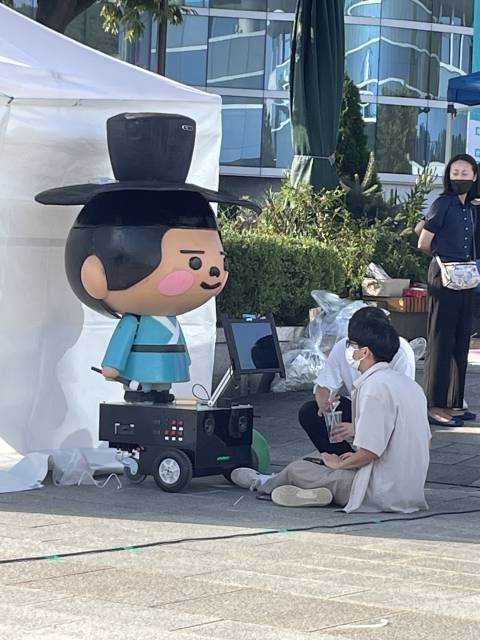 Team member debugging Hongdo on site beside the event booth.